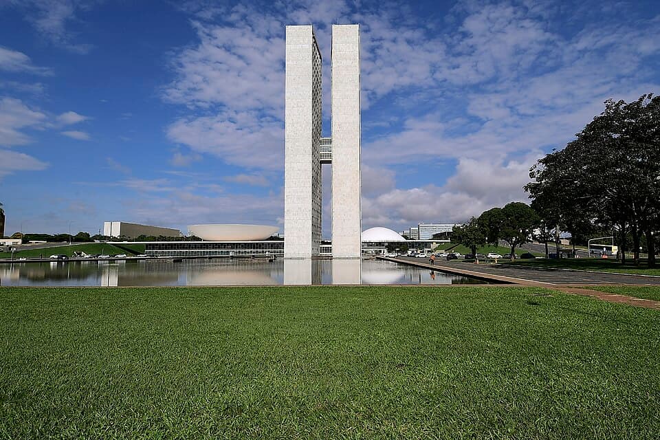 Fachada do Congresso Nacional sob céu azul em Brasília