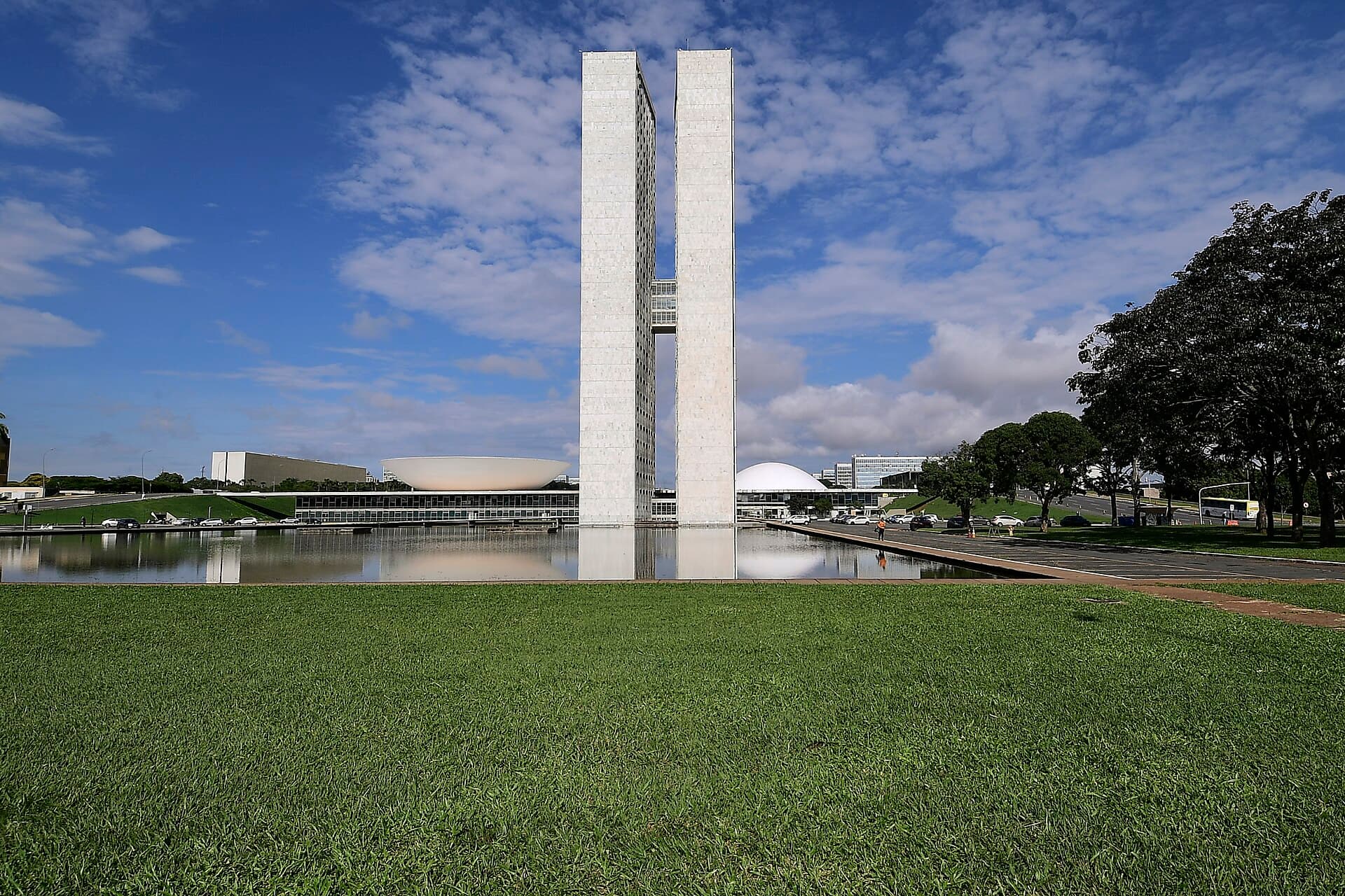 Fachada do Congresso Nacional sob céu azul em Brasília