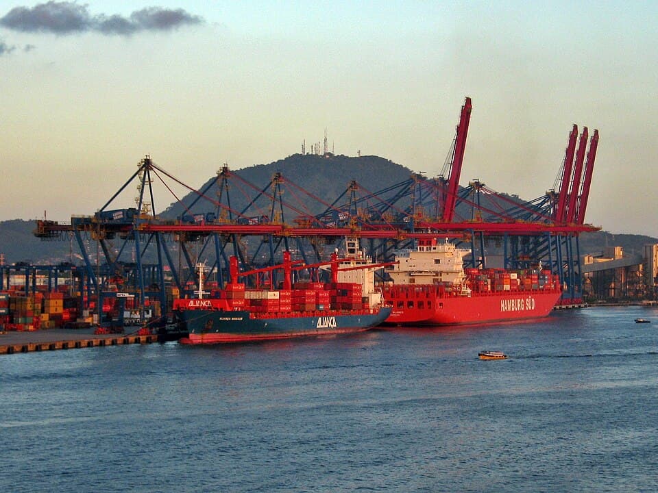 Navios e contêineres no Porto de Santos vistos do canal